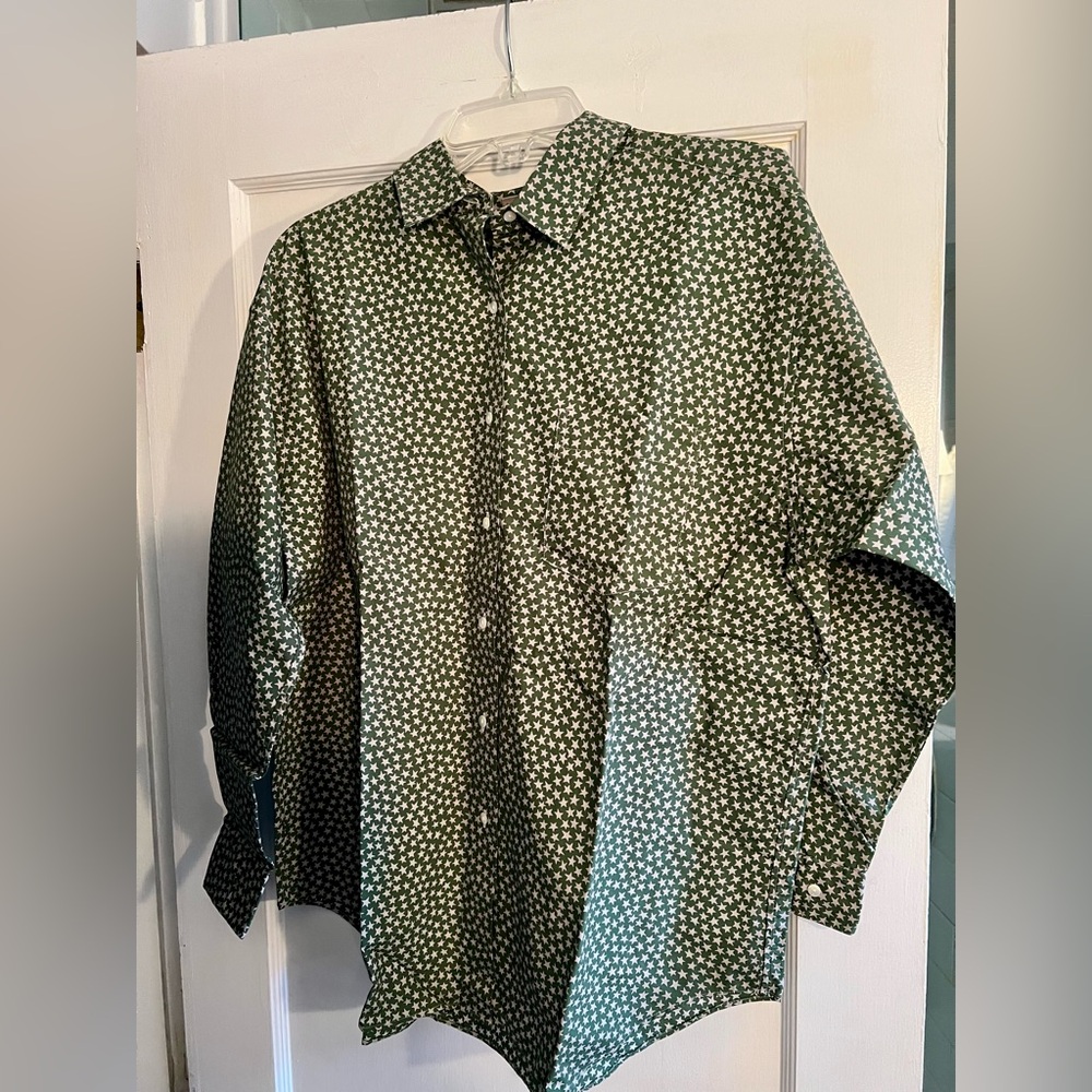Chic Green Star Patterned Button Down Shirt